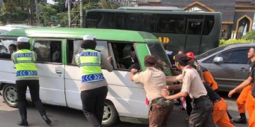 Aksi Polwan di Puncak Bogor Bantu Dorong dan Perbaiki Mesin Angkot Mogok