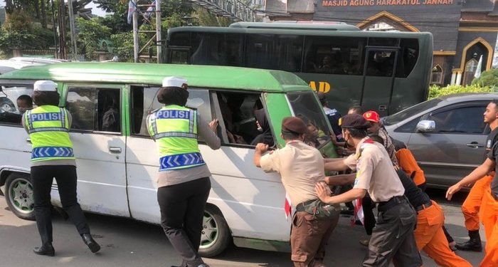 Aksi Polwan di Puncak Bogor Bantu Dorong dan Perbaiki Mesin Angkot Mogok