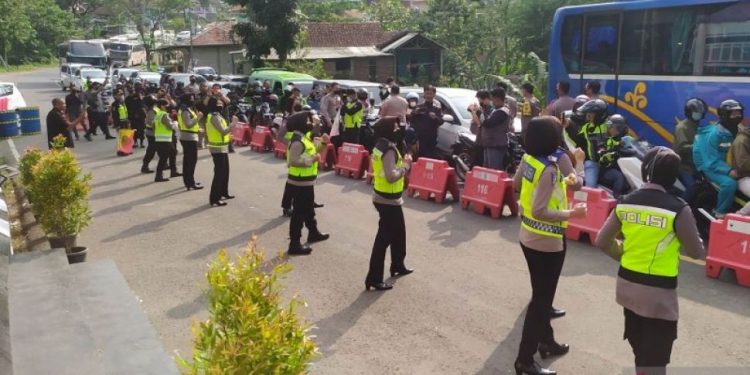 Ubah Citra Arus Balik Lebaran 2022 Jadi Nyaman, Polwan dan Pemusik Lokal Suguhkan Suasana Antijenuh