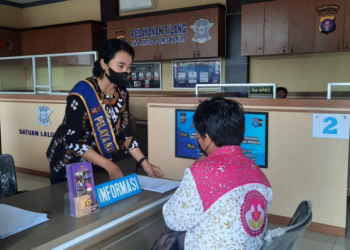 Polwan SPKT Polres Kapuas Beri Pelayanan Prima ke Masyarakat