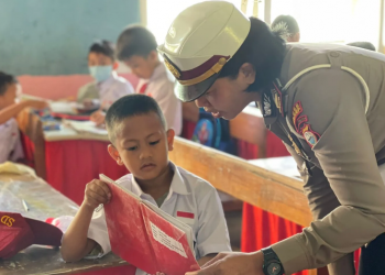Polwan Polres Pangkep Tanamkan Disiplin Lalu Lintas kepada Pelajar