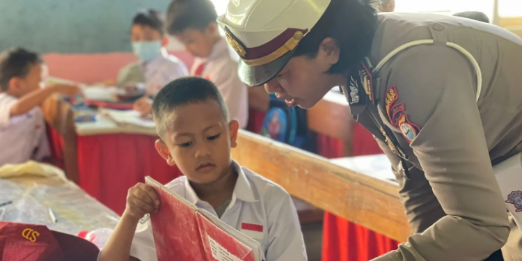 Polwan Polres Pangkep Tanamkan Disiplin Lalu Lintas kepada Pelajar