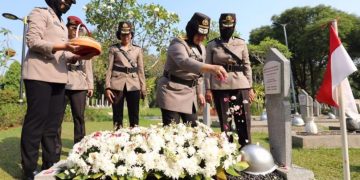 Polwan Gelar Tabur Bunga di TMP Kalibata HUT Polwan ke-74