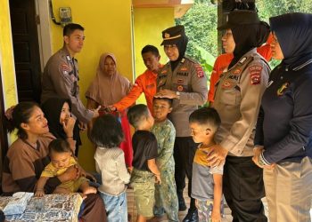 Polwan Padang Panjang Berikan Pendampingan dan Cek Kesehatan Pascabencana