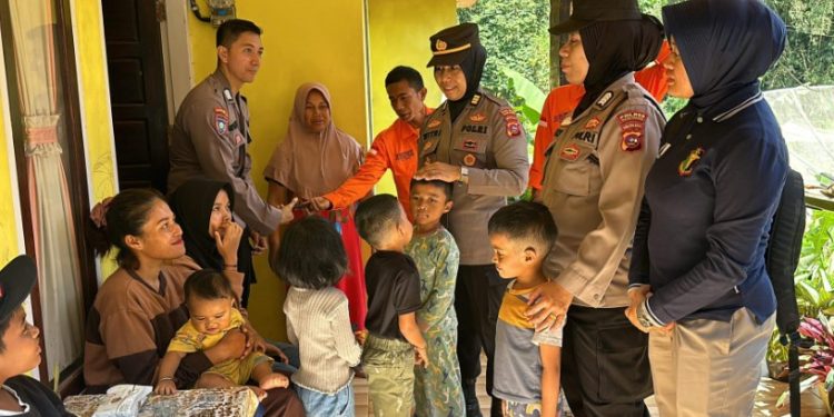 Polwan Padang Panjang Berikan Pendampingan dan Cek Kesehatan Pascabencana