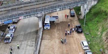 Andalkan Teknologi, ETLE Drone Patrol Presisi Korlantas Pantau Tol Fungsional Bocimi Jakarta - Korps Lalu Lintas (Korlantas) Polri mengintensifkan pemantauan arus kendaraan di ruas tol fungsional Bogor-Ciawi-Sukabumi (Bocimi) jelang Operasi Ketupat 2026. Pemantauan arus mengandalkan teknologi dengan mengoptimalkan pemanfaatan ETLE Drone Patrol Presisi. Langkah ini merupakan bagian dari strategi penguatan manajemen lalu lintas berbasis teknologi modern guna memastikan distribusi kendaraan berjalan aman, lancar, dan terkendali pada jalur strategis yang menghubungkan kawasan Bogor hingga Sukabumi. Ruas Jalan Tol Bocimi memiliki posisi vital sebagai koridor alternatif selain jalur arteri nasional. Kehadiran tol ini tidak hanya mempercepat konektivitas antarwilayah, tetapi juga berperan penting dalam mendukung mobilitas masyarakat, distribusi logistik, serta pertumbuhan aktivitas ekonomi di wilayah Jawa Barat bagian selatan. Kegiatan pemantauan dilaksanakan atas arahan Kakorlantas Polri Irjen Agus Suryonugroho, dengan koordinasi Dirgakkum Korlantas Polri Brigjen Faizal serta dukungan teknis Kasubdit Dakgar Ditgakkum Korlantas Polri Kombes Dwi Sumrahadi Rakhmanto. Sinergitas ini memastikan monitoring berlangsung sistematis, presisi, serta terintegrasi dalam sistem informasi lalu lintas nasional. Melalui penerbangan ETLE Drone Patrol Presisi di sepanjang segmen tol fungsional, petugas memperoleh gambaran visual secara menyeluruh mengenai kondisi arus kendaraan. Pemantauan dilakukan untuk mengidentifikasi volume lalu lintas, kecepatan rata-rata kendaraan, kepadatan di titik-titik krusial seperti simpang susun (interchange), titik pertemuan jalur (merging), hingga akses keluar dan masuk tol. Perspektif udara memungkinkan pemetaan kondisi secara real time dengan cakupan luas yang tidak dapat dijangkau secara optimal melalui pemantauan darat. Selain mengamati pergerakan kendaraan, kegiatan ini juga mencakup evaluasi terhadap kesiapan infrastruktur pendukung di jalur fungsional. Hal tersebut meliputi penempatan rambu sementara, pengamanan pembatas jalan (barrier), kondisi marka, pencahayaan, hingga kesiapan rest area atau titik pemberhentian darurat. Seluruh elemen tersebut menjadi bagian penting dalam memastikan jalur fungsional dapat dimanfaatkan secara optimal dan aman oleh masyarakat. Data visual dan informasi lapangan yang dihimpun melalui ETLE Drone Patrol Presisi selanjutnya dianalisis sebagai dasar perencanaan manajemen arus lalu lintas. Dengan dukungan teknologi ini, potensi perlambatan atau penumpukan kendaraan dapat terdeteksi lebih dini sehingga langkah antisipatif dapat disiapkan secara cepat dan tepat apabila dibutuhkan. Pendekatan berbasis udara ini juga memperkuat sistem monitoring yang adaptif terhadap perubahan situasi di lapangan. Dinamika arus kendaraan yang fluktuatif, terutama pada akhir pekan atau periode peningkatan mobilitas, dapat dipetakan secara komprehensif sehingga distribusi arus antara jalur tol dan arteri tetap seimbang. Optimalisasi pemantauan di ruas Tol Bocimi menegaskan komitmen Korlantas Polri dalam mendorong transformasi digital di bidang lalu lintas. ETLE Drone Patrol Presisi bukan hanya menjadi perangkat teknologi, tetapi juga instrumen strategis dalam menghadirkan sistem monitoring modern yang profesional, transparan, dan berbasis data.