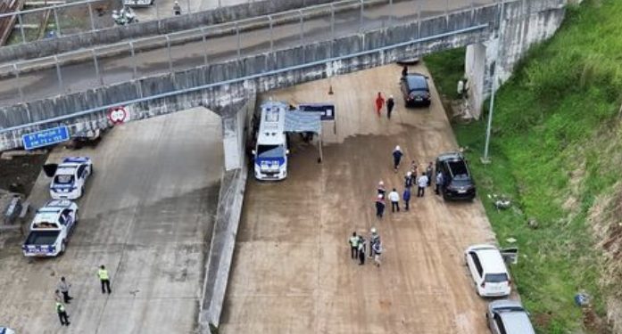 Andalkan Teknologi, ETLE Drone Patrol Presisi Korlantas Pantau Tol Fungsional Bocimi Jakarta - Korps Lalu Lintas (Korlantas) Polri mengintensifkan pemantauan arus kendaraan di ruas tol fungsional Bogor-Ciawi-Sukabumi (Bocimi) jelang Operasi Ketupat 2026. Pemantauan arus mengandalkan teknologi dengan mengoptimalkan pemanfaatan ETLE Drone Patrol Presisi. Langkah ini merupakan bagian dari strategi penguatan manajemen lalu lintas berbasis teknologi modern guna memastikan distribusi kendaraan berjalan aman, lancar, dan terkendali pada jalur strategis yang menghubungkan kawasan Bogor hingga Sukabumi. Ruas Jalan Tol Bocimi memiliki posisi vital sebagai koridor alternatif selain jalur arteri nasional. Kehadiran tol ini tidak hanya mempercepat konektivitas antarwilayah, tetapi juga berperan penting dalam mendukung mobilitas masyarakat, distribusi logistik, serta pertumbuhan aktivitas ekonomi di wilayah Jawa Barat bagian selatan. Kegiatan pemantauan dilaksanakan atas arahan Kakorlantas Polri Irjen Agus Suryonugroho, dengan koordinasi Dirgakkum Korlantas Polri Brigjen Faizal serta dukungan teknis Kasubdit Dakgar Ditgakkum Korlantas Polri Kombes Dwi Sumrahadi Rakhmanto. Sinergitas ini memastikan monitoring berlangsung sistematis, presisi, serta terintegrasi dalam sistem informasi lalu lintas nasional. Melalui penerbangan ETLE Drone Patrol Presisi di sepanjang segmen tol fungsional, petugas memperoleh gambaran visual secara menyeluruh mengenai kondisi arus kendaraan. Pemantauan dilakukan untuk mengidentifikasi volume lalu lintas, kecepatan rata-rata kendaraan, kepadatan di titik-titik krusial seperti simpang susun (interchange), titik pertemuan jalur (merging), hingga akses keluar dan masuk tol. Perspektif udara memungkinkan pemetaan kondisi secara real time dengan cakupan luas yang tidak dapat dijangkau secara optimal melalui pemantauan darat. Selain mengamati pergerakan kendaraan, kegiatan ini juga mencakup evaluasi terhadap kesiapan infrastruktur pendukung di jalur fungsional. Hal tersebut meliputi penempatan rambu sementara, pengamanan pembatas jalan (barrier), kondisi marka, pencahayaan, hingga kesiapan rest area atau titik pemberhentian darurat. Seluruh elemen tersebut menjadi bagian penting dalam memastikan jalur fungsional dapat dimanfaatkan secara optimal dan aman oleh masyarakat. Data visual dan informasi lapangan yang dihimpun melalui ETLE Drone Patrol Presisi selanjutnya dianalisis sebagai dasar perencanaan manajemen arus lalu lintas. Dengan dukungan teknologi ini, potensi perlambatan atau penumpukan kendaraan dapat terdeteksi lebih dini sehingga langkah antisipatif dapat disiapkan secara cepat dan tepat apabila dibutuhkan. Pendekatan berbasis udara ini juga memperkuat sistem monitoring yang adaptif terhadap perubahan situasi di lapangan. Dinamika arus kendaraan yang fluktuatif, terutama pada akhir pekan atau periode peningkatan mobilitas, dapat dipetakan secara komprehensif sehingga distribusi arus antara jalur tol dan arteri tetap seimbang. Optimalisasi pemantauan di ruas Tol Bocimi menegaskan komitmen Korlantas Polri dalam mendorong transformasi digital di bidang lalu lintas. ETLE Drone Patrol Presisi bukan hanya menjadi perangkat teknologi, tetapi juga instrumen strategis dalam menghadirkan sistem monitoring modern yang profesional, transparan, dan berbasis data.
