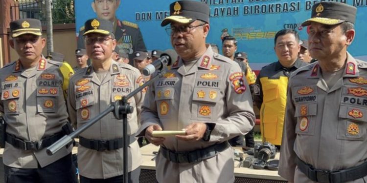 Apel dipimpin oleh Kadiv Humas Polri Irjen Johnny Eddizon Isir, Rabu (11/3/2025).