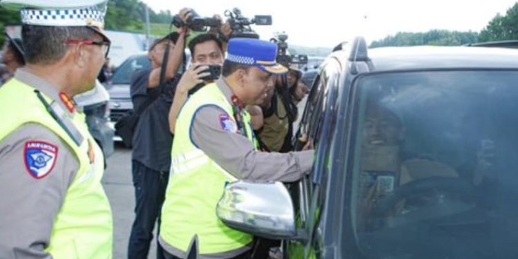 Kakorlantas Dampingi Kapolri Tinjau GT Kalikangkung