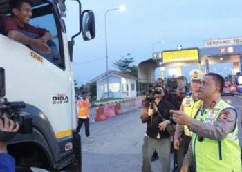Kakorlantas Patroli di Tol Trans Jawa Demi Urai Kepadatan Arus Balik