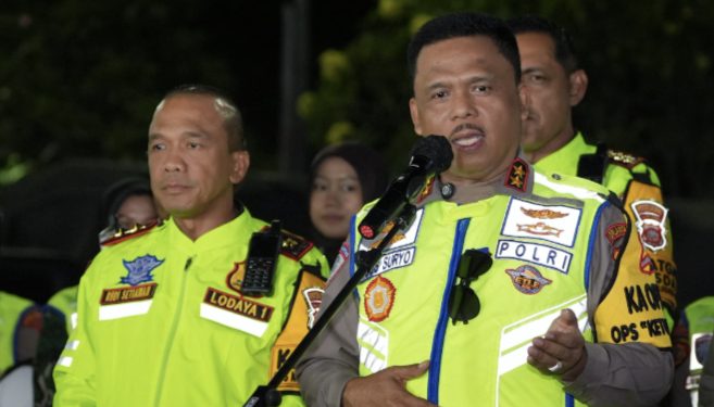 Kakorlantas Polri Irjen Pol. Agus Suryonugroho meninjau Pos Terpadu KM 57