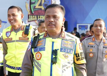 Kepala Korps Lalu Lintas (Kakorlantas) Polri Irjen Pol. Drs. Agus Suryonugroho S.H., M.Hum memantau situasi pergerakan dalam Operasi Ketupat 2026 di Pos Terpadu, Rest Area KM 57, Cikampek, Minggu (15/3/2026)