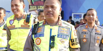 Kepala Korps Lalu Lintas (Kakorlantas) Polri Irjen Pol. Drs. Agus Suryonugroho S.H., M.Hum memantau situasi pergerakan dalam Operasi Ketupat 2026 di Pos Terpadu, Rest Area KM 57, Cikampek, Minggu (15/3/2026)