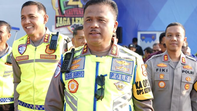 Kepala Korps Lalu Lintas (Kakorlantas) Polri Irjen Pol. Drs. Agus Suryonugroho S.H., M.Hum memantau situasi pergerakan dalam Operasi Ketupat 2026 di Pos Terpadu, Rest Area KM 57, Cikampek, Minggu (15/3/2026)