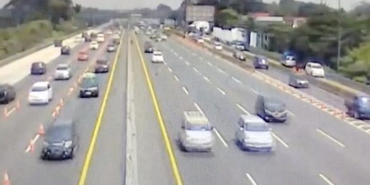 Situasi Lalu Lintas Tol Jakarta-Cikampek Saat Puncak Arus Mudik Tetap Terpantau Terkendali