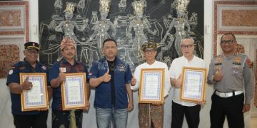 Kakorlantas Beri Penghargaan ke Tokoh Komunitas Bali, Sinergi Jaga Kelancaran Lalin, Penyerahan piagam penghargaan tersebut berlangsung di Bandara I Gusti Ngurah Rai, Bali, Senin (20/4/2026