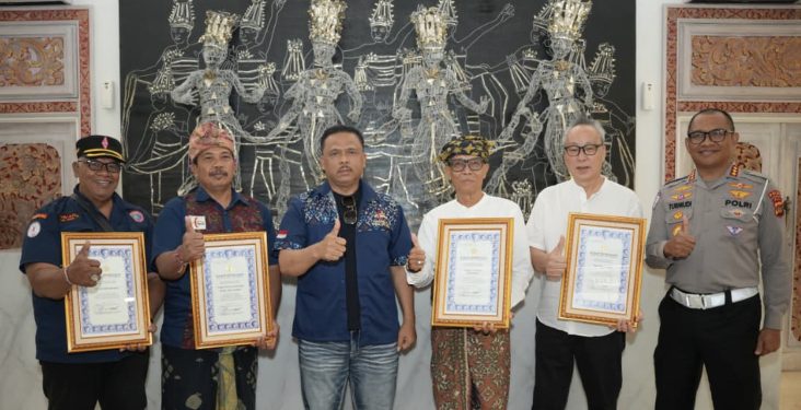 Kakorlantas Beri Penghargaan ke Tokoh Komunitas Bali, Sinergi Jaga Kelancaran Lalin, Penyerahan piagam penghargaan tersebut berlangsung di Bandara I Gusti Ngurah Rai, Bali, Senin (20/4/2026