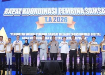 Kakorlantas Polri Irjen Agus Suryonugroho memberikan penghargaan kepada sejumlah Polda di Indonesia atas inovasi dalam pelayanan Samsat. (Dok. Istimewa)