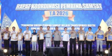Kakorlantas Polri Irjen Agus Suryonugroho memberikan penghargaan kepada sejumlah Polda di Indonesia atas inovasi dalam pelayanan Samsat. (Dok. Istimewa)