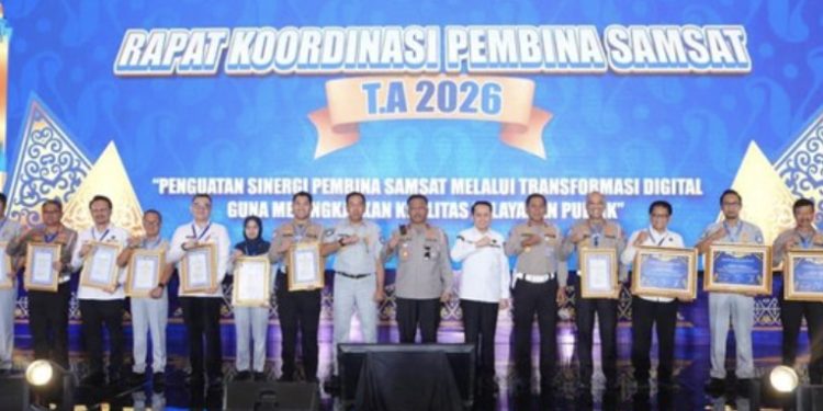 Kakorlantas Polri Irjen Agus Suryonugroho memberikan penghargaan kepada sejumlah Polda di Indonesia atas inovasi dalam pelayanan Samsat. (Dok. Istimewa)