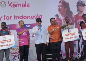 Kapolri Listyo Sigit dan Tedi Bharata Beri Penghargaan bagi Pelari