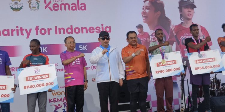 Kapolri Listyo Sigit dan Tedi Bharata Beri Penghargaan bagi Pelari