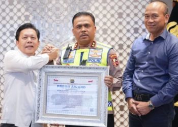 Kepala Korps Lalu Lintas Polri, Agus Suryonugroho menerima penghargaan Presisi Award dari Lemkapi