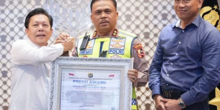 Kepala Korps Lalu Lintas Polri, Agus Suryonugroho menerima penghargaan Presisi Award dari Lemkapi