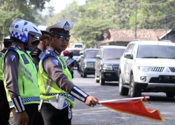 Mereka hadir mengaman halan raya