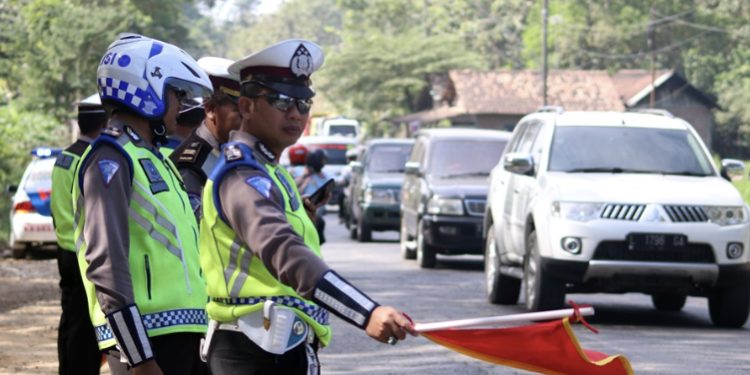 Mereka hadir mengaman halan raya