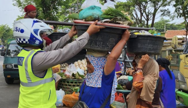 Polantas Bantu Masyarakat