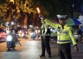 polantas atur jalan raya di malam hari