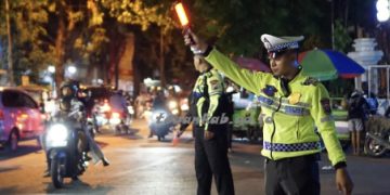 polantas atur jalan raya di malam hari