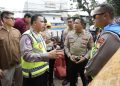 Kakorlantas Polri Irjen Agus Suryonugroho didampingi Kabag Ops Korlantas Polri Kombes Aries Syahbudin turun langsung ke lapangan setelah menerima aduan dari warga mengenai proyek galian yang memicu kemacetan parah di Jalan TB Simatupang, Jakarta Timur.