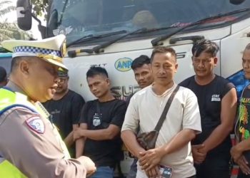 PJR Cipularang Edukasi Sopir Truk Larangan Parkir di Bahu Jalan