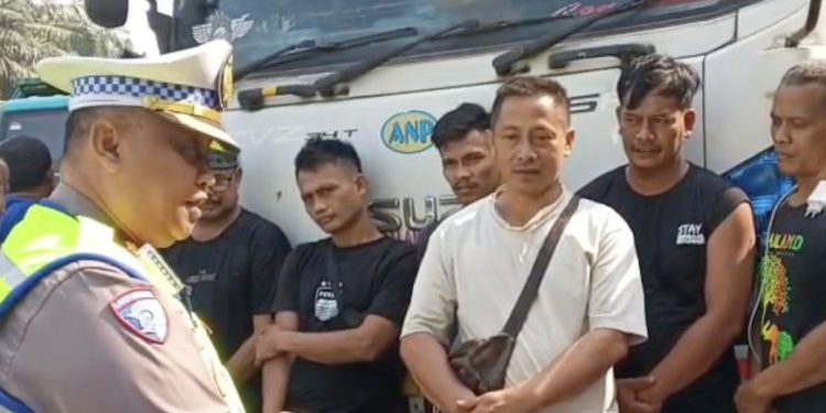 PJR Cipularang Edukasi Sopir Truk Larangan Parkir di Bahu Jalan