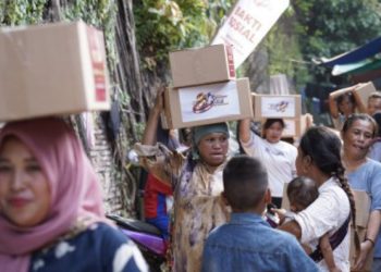 Paket Sembako Polri Sambut Hari Bhayangkara ke-80, Warga Kampung Tongkol Bersyukur 1