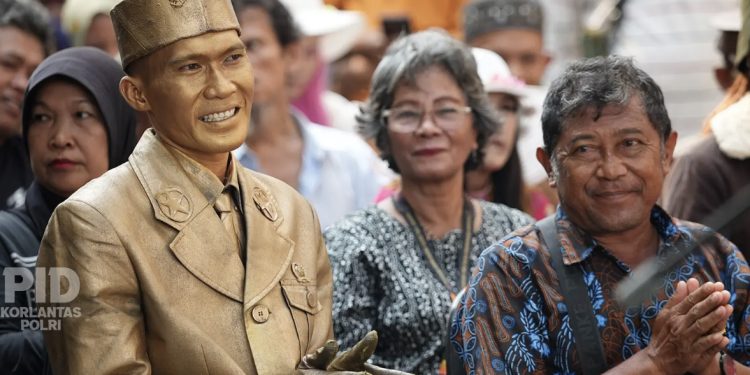 Polri Salurkan 450 Paket Baksos di Kota Tua Sambut HUT Bhayangkara ke-80 1