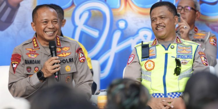 Polri Salurkan Bansos untuk 550 Ojol di Tugu Proklamasi Jakarta 1