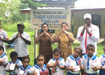 Gambar pembagian masker dan makanan bergizi untuk anak usia dini di Mimika