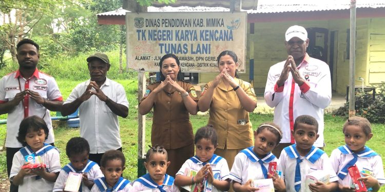 Gambar pembagian masker dan makanan bergizi untuk anak usia dini di Mimika