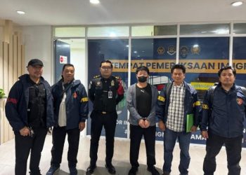 Gambar penanganan kasus penyelundupan handphone bekas ilegal di Indonesia