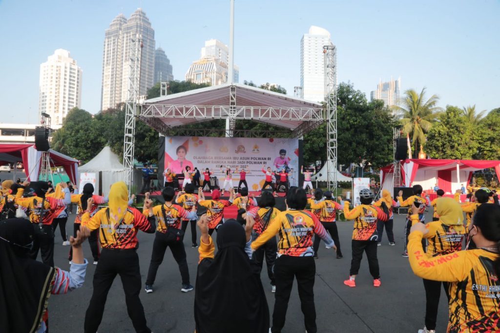 Polwan Olahraga Bersama Anak Yatim Piatu Jelang Hari Jadi Polwan Ke-74