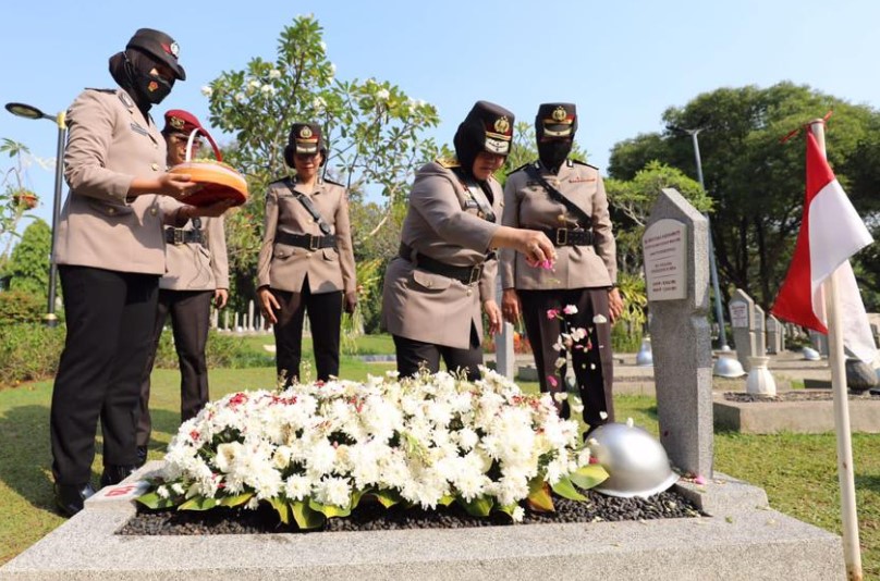 Polwan Gelar Tabur Bunga di TMP Kalibata HUT Polwan ke-74