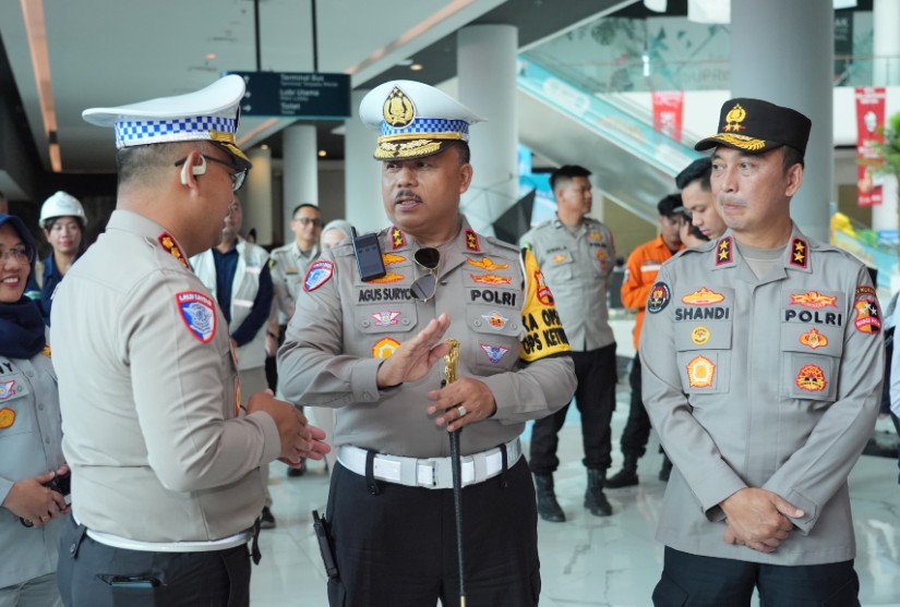 Kakorlantas) Polri Irjen Agus Suryonugroho mendampingi Kapolri Jenderal Listyo Sigit Prabowo dalam meninjau arus mudik melalui udara, mulai dari Pos Terpadu KM 57 Tol Cikampek hingga Pelabuhan Merak