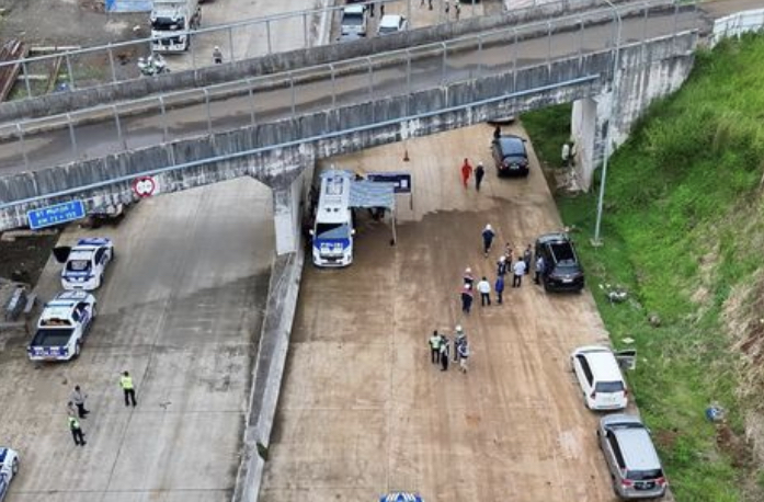 Andalkan Teknologi, ETLE Drone Patrol Presisi Korlantas Pantau Tol Fungsional Bocimi Jakarta - Korps Lalu Lintas (Korlantas) Polri mengintensifkan pemantauan arus kendaraan di ruas tol fungsional Bogor-Ciawi-Sukabumi (Bocimi) jelang Operasi Ketupat 2026. Pemantauan arus mengandalkan teknologi dengan mengoptimalkan pemanfaatan ETLE Drone Patrol Presisi. Langkah ini merupakan bagian dari strategi penguatan manajemen lalu lintas berbasis teknologi modern guna memastikan distribusi kendaraan berjalan aman, lancar, dan terkendali pada jalur strategis yang menghubungkan kawasan Bogor hingga Sukabumi. Ruas Jalan Tol Bocimi memiliki posisi vital sebagai koridor alternatif selain jalur arteri nasional. Kehadiran tol ini tidak hanya mempercepat konektivitas antarwilayah, tetapi juga berperan penting dalam mendukung mobilitas masyarakat, distribusi logistik, serta pertumbuhan aktivitas ekonomi di wilayah Jawa Barat bagian selatan. Kegiatan pemantauan dilaksanakan atas arahan Kakorlantas Polri Irjen Agus Suryonugroho, dengan koordinasi Dirgakkum Korlantas Polri Brigjen Faizal serta dukungan teknis Kasubdit Dakgar Ditgakkum Korlantas Polri Kombes Dwi Sumrahadi Rakhmanto. Sinergitas ini memastikan monitoring berlangsung sistematis, presisi, serta terintegrasi dalam sistem informasi lalu lintas nasional. Melalui penerbangan ETLE Drone Patrol Presisi di sepanjang segmen tol fungsional, petugas memperoleh gambaran visual secara menyeluruh mengenai kondisi arus kendaraan. Pemantauan dilakukan untuk mengidentifikasi volume lalu lintas, kecepatan rata-rata kendaraan, kepadatan di titik-titik krusial seperti simpang susun (interchange), titik pertemuan jalur (merging), hingga akses keluar dan masuk tol. Perspektif udara memungkinkan pemetaan kondisi secara real time dengan cakupan luas yang tidak dapat dijangkau secara optimal melalui pemantauan darat. Selain mengamati pergerakan kendaraan, kegiatan ini juga mencakup evaluasi terhadap kesiapan infrastruktur pendukung di jalur fungsional. Hal tersebut meliputi penempatan rambu sementara, pengamanan pembatas jalan (barrier), kondisi marka, pencahayaan, hingga kesiapan rest area atau titik pemberhentian darurat. Seluruh elemen tersebut menjadi bagian penting dalam memastikan jalur fungsional dapat dimanfaatkan secara optimal dan aman oleh masyarakat. Data visual dan informasi lapangan yang dihimpun melalui ETLE Drone Patrol Presisi selanjutnya dianalisis sebagai dasar perencanaan manajemen arus lalu lintas. Dengan dukungan teknologi ini, potensi perlambatan atau penumpukan kendaraan dapat terdeteksi lebih dini sehingga langkah antisipatif dapat disiapkan secara cepat dan tepat apabila dibutuhkan. Pendekatan berbasis udara ini juga memperkuat sistem monitoring yang adaptif terhadap perubahan situasi di lapangan. Dinamika arus kendaraan yang fluktuatif, terutama pada akhir pekan atau periode peningkatan mobilitas, dapat dipetakan secara komprehensif sehingga distribusi arus antara jalur tol dan arteri tetap seimbang. Optimalisasi pemantauan di ruas Tol Bocimi menegaskan komitmen Korlantas Polri dalam mendorong transformasi digital di bidang lalu lintas. ETLE Drone Patrol Presisi bukan hanya menjadi perangkat teknologi, tetapi juga instrumen strategis dalam menghadirkan sistem monitoring modern yang profesional, transparan, dan berbasis data.