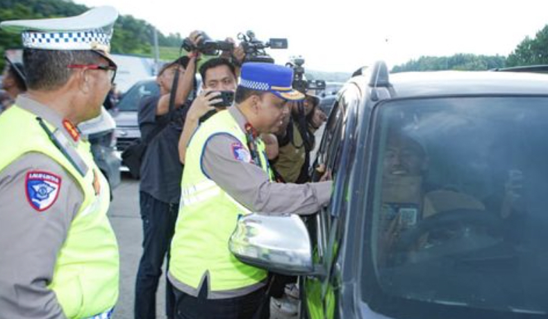 Kakorlantas Dampingi Kapolri Tinjau GT Kalikangkung