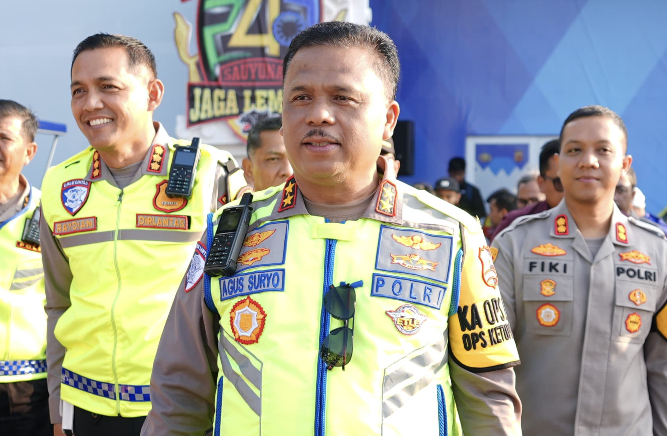 Kepala Korps Lalu Lintas (Kakorlantas) Polri Irjen Pol. Drs. Agus Suryonugroho S.H., M.Hum memantau situasi pergerakan dalam Operasi Ketupat 2026 di Pos Terpadu, Rest Area KM 57, Cikampek, Minggu (15/3/2026)