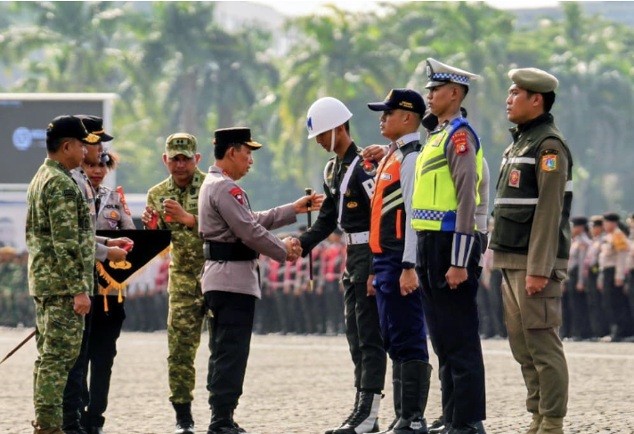 Kapolri Jenderal Listyo Sigit Prabowo bersama Panglima TNI Jenderal Agus Subiyanto memimpin Apel Gelar Pasukan Operasi Ketupat 2026 di Lapangan Silang Monas, Jakarta Pusat, Kamis (12/3/2026).