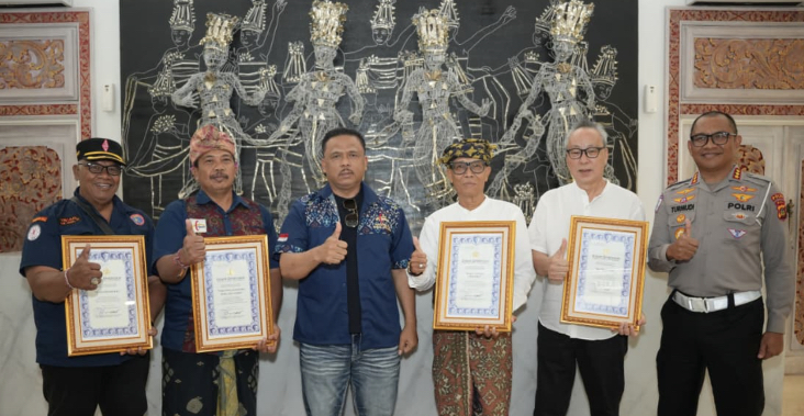 Kakorlantas Beri Penghargaan ke Tokoh Komunitas Bali, Sinergi Jaga Kelancaran Lalin, Penyerahan piagam penghargaan tersebut berlangsung di Bandara I Gusti Ngurah Rai, Bali, Senin (20/4/2026